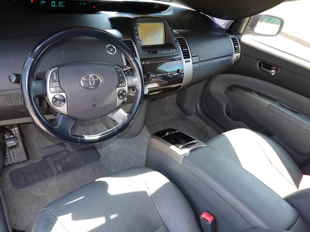 Toyota Prius Vehicle Full-screen Gallery Image 16