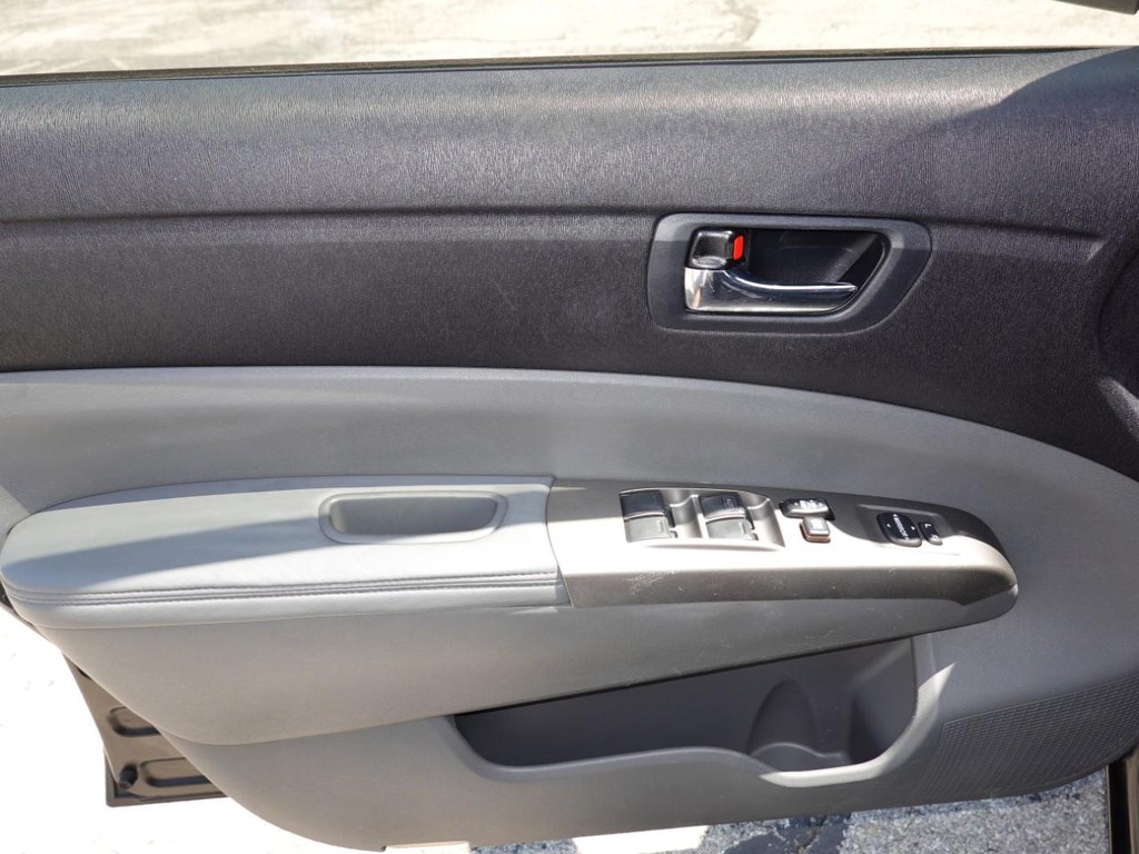 Toyota Prius Vehicle Full-screen Gallery Image 17