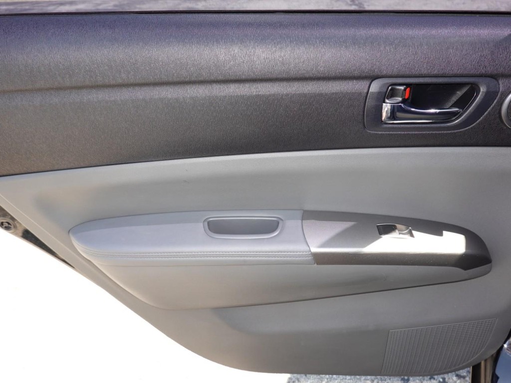 Toyota Prius Vehicle Full-screen Gallery Image 19