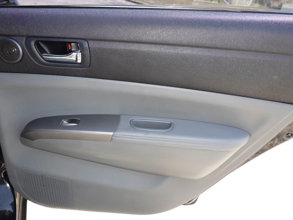 Toyota Prius Vehicle Full-screen Gallery Image 24