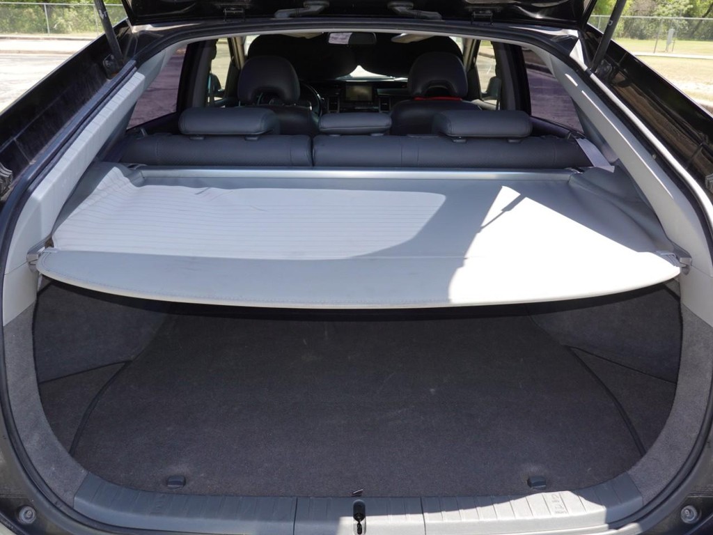 Toyota Prius Vehicle Full-screen Gallery Image 25