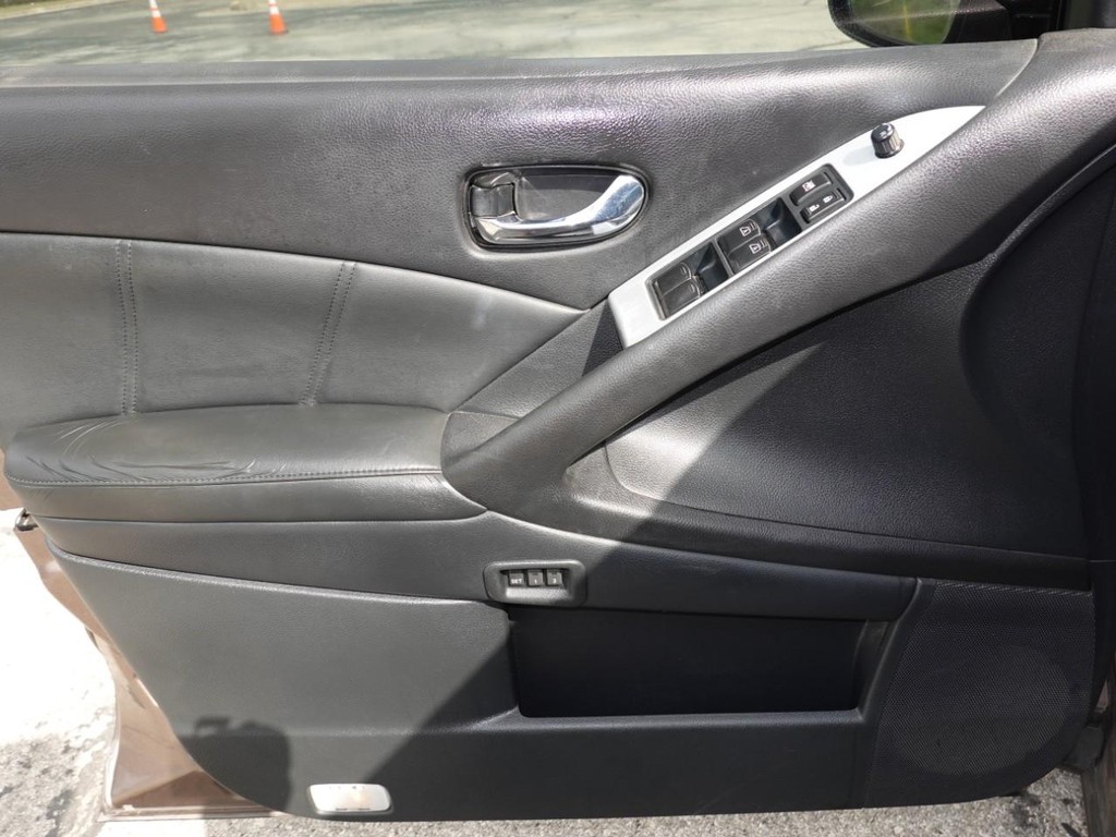 Nissan Murano Vehicle Full-screen Gallery Image 19