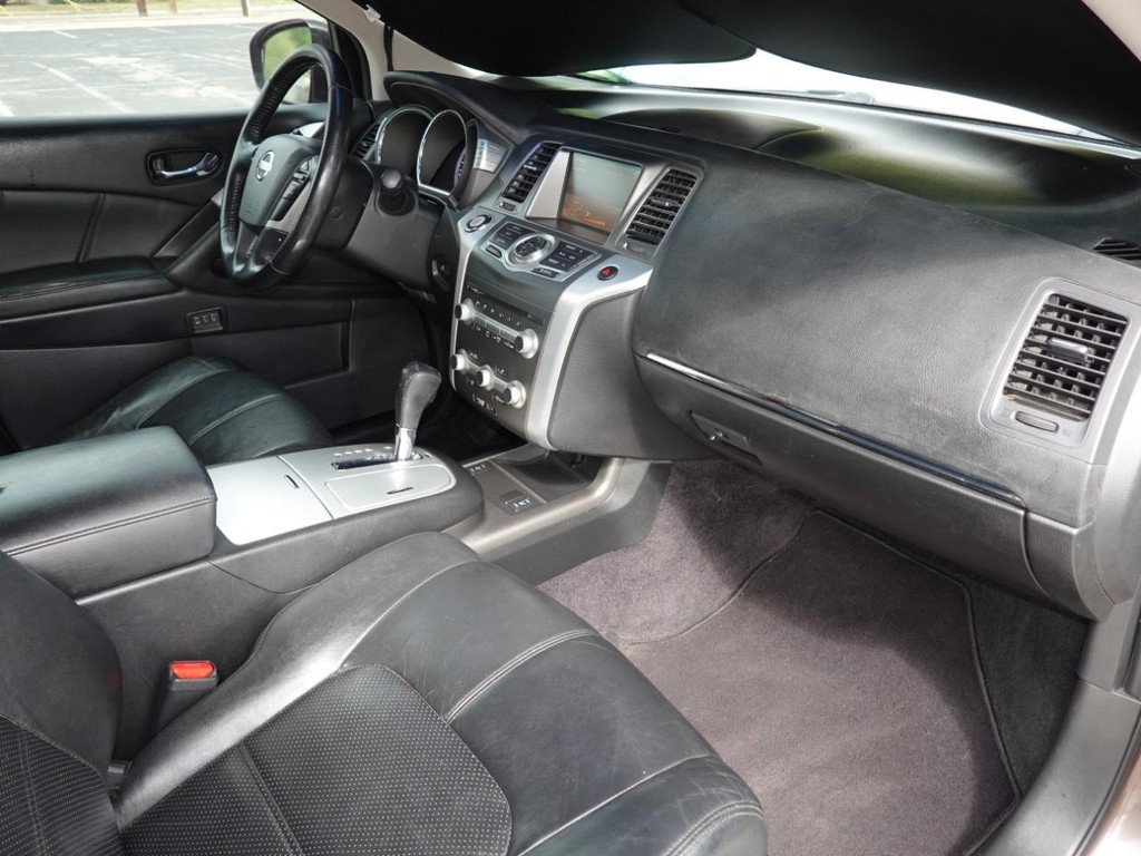 Nissan Murano Vehicle Full-screen Gallery Image 22