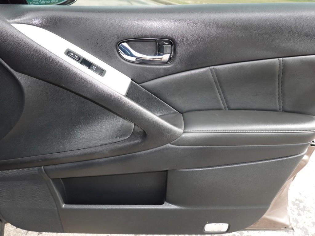 Nissan Murano Vehicle Full-screen Gallery Image 24