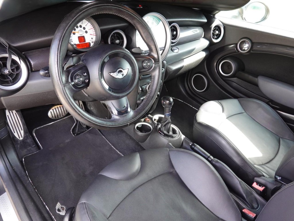 MINI Cooper Coupe Vehicle Full-screen Gallery Image 16