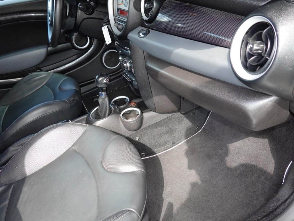 MINI Cooper Coupe Vehicle Full-screen Gallery Image 19