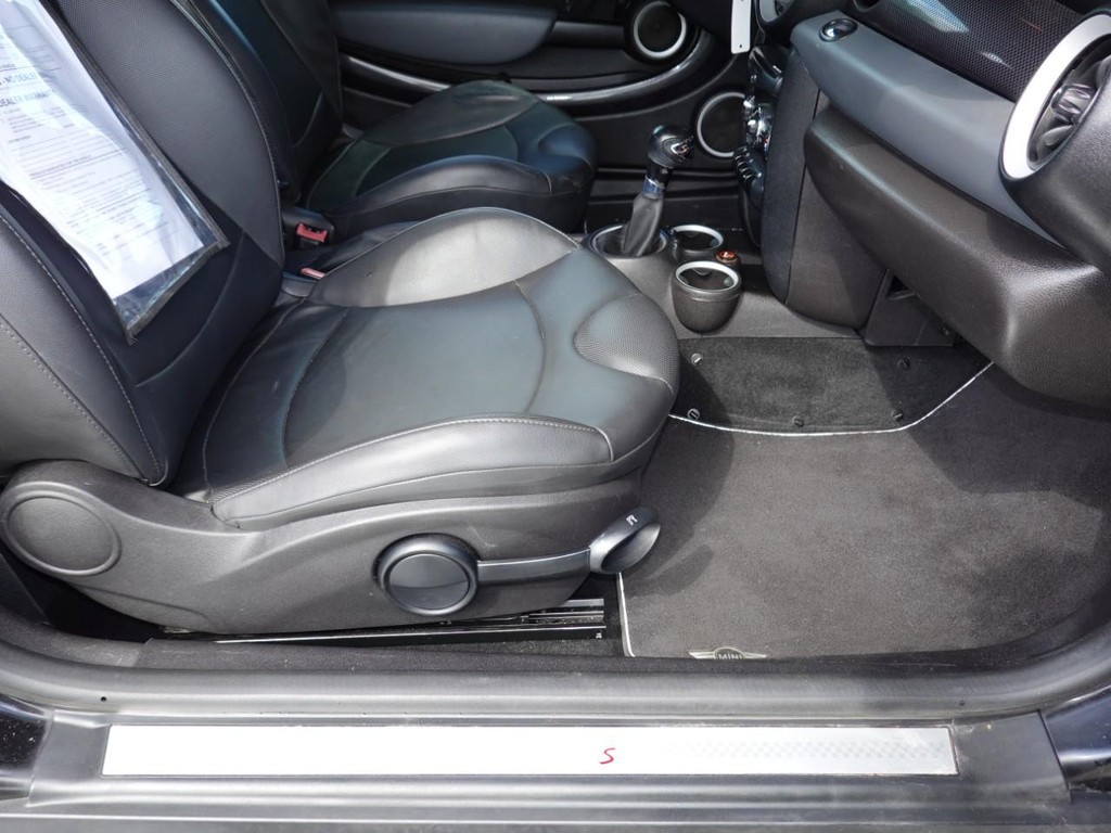 MINI Cooper Coupe Vehicle Full-screen Gallery Image 20