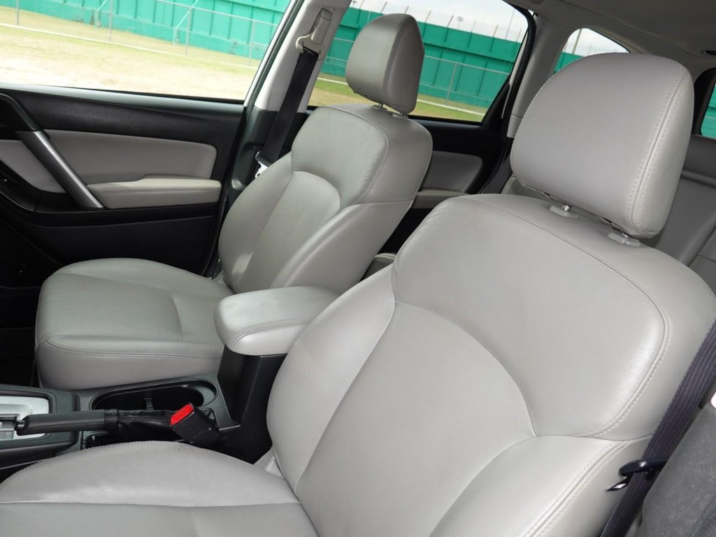 Subaru Forester Vehicle Full-screen Gallery Image 16