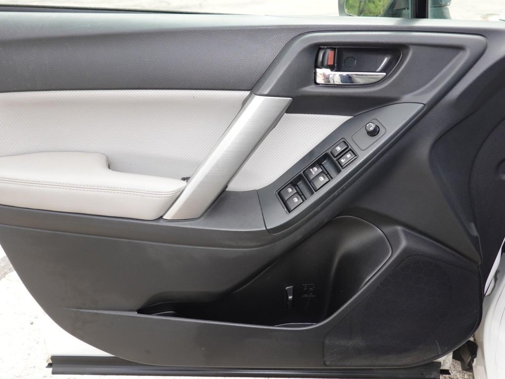 Subaru Forester Vehicle Full-screen Gallery Image 19