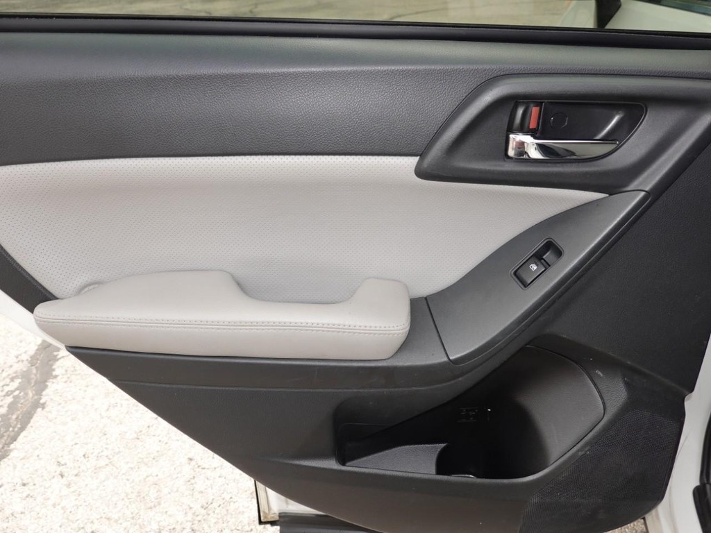 Subaru Forester Vehicle Full-screen Gallery Image 21