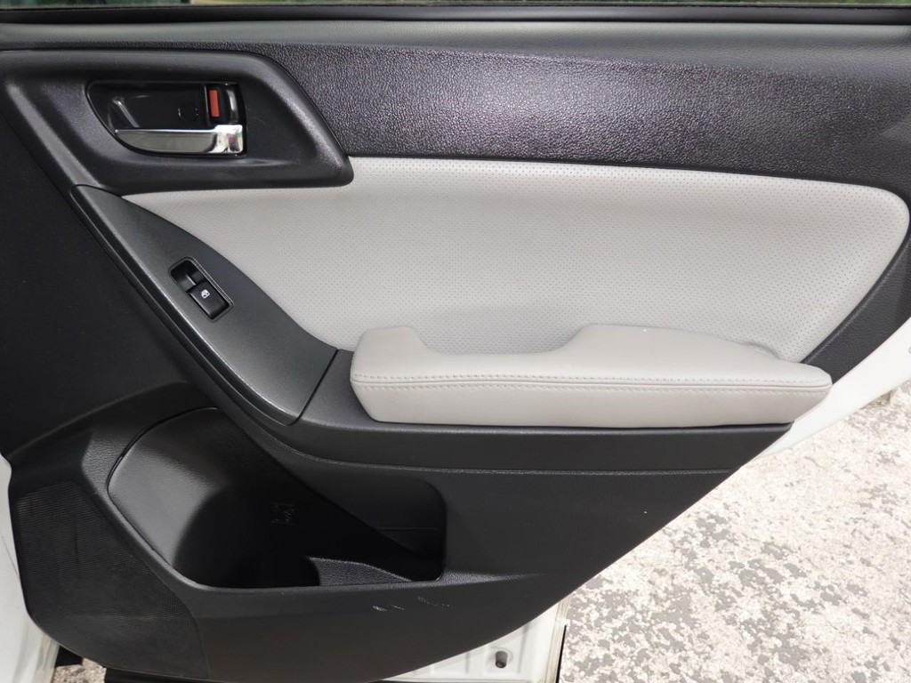 Subaru Forester Vehicle Full-screen Gallery Image 26