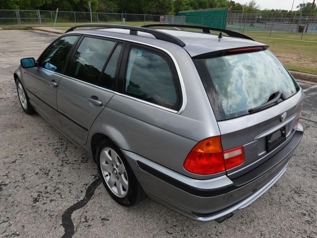 BMW 3 Series Vehicle Full-screen Gallery Image 05