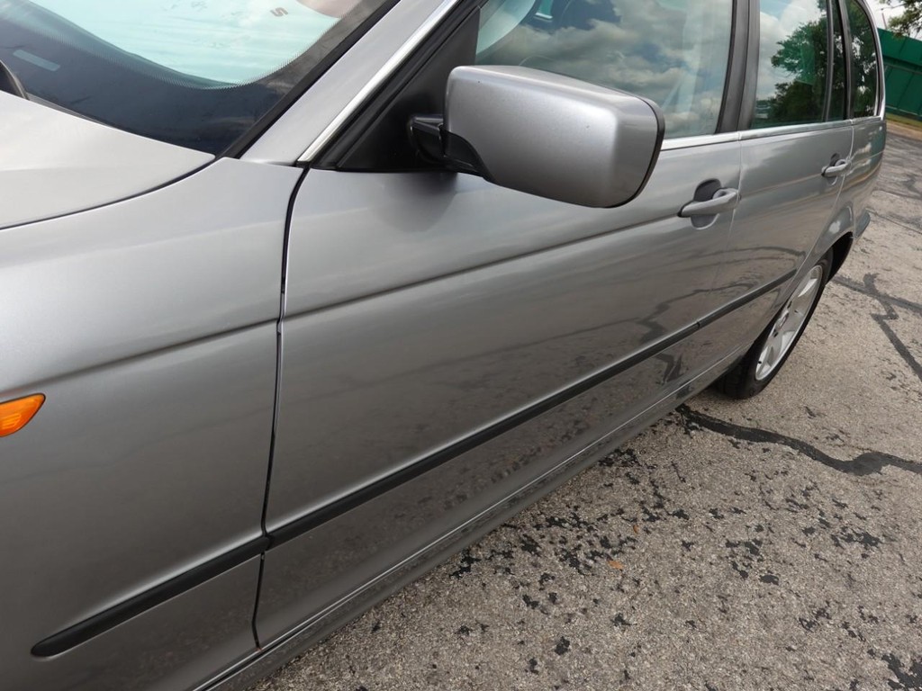 BMW 3 Series Vehicle Full-screen Gallery Image 09