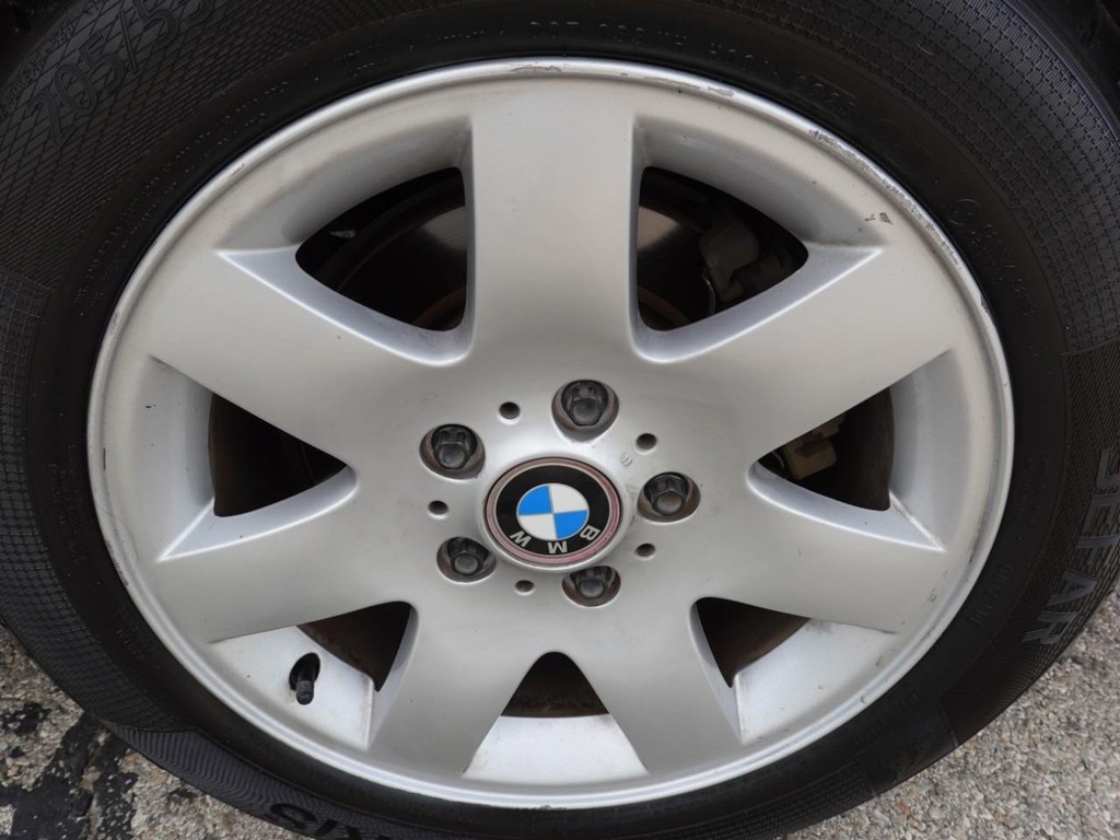 BMW 3 Series Vehicle Full-screen Gallery Image 11