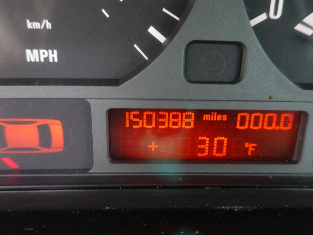 BMW 3 Series Vehicle Full-screen Gallery Image 12