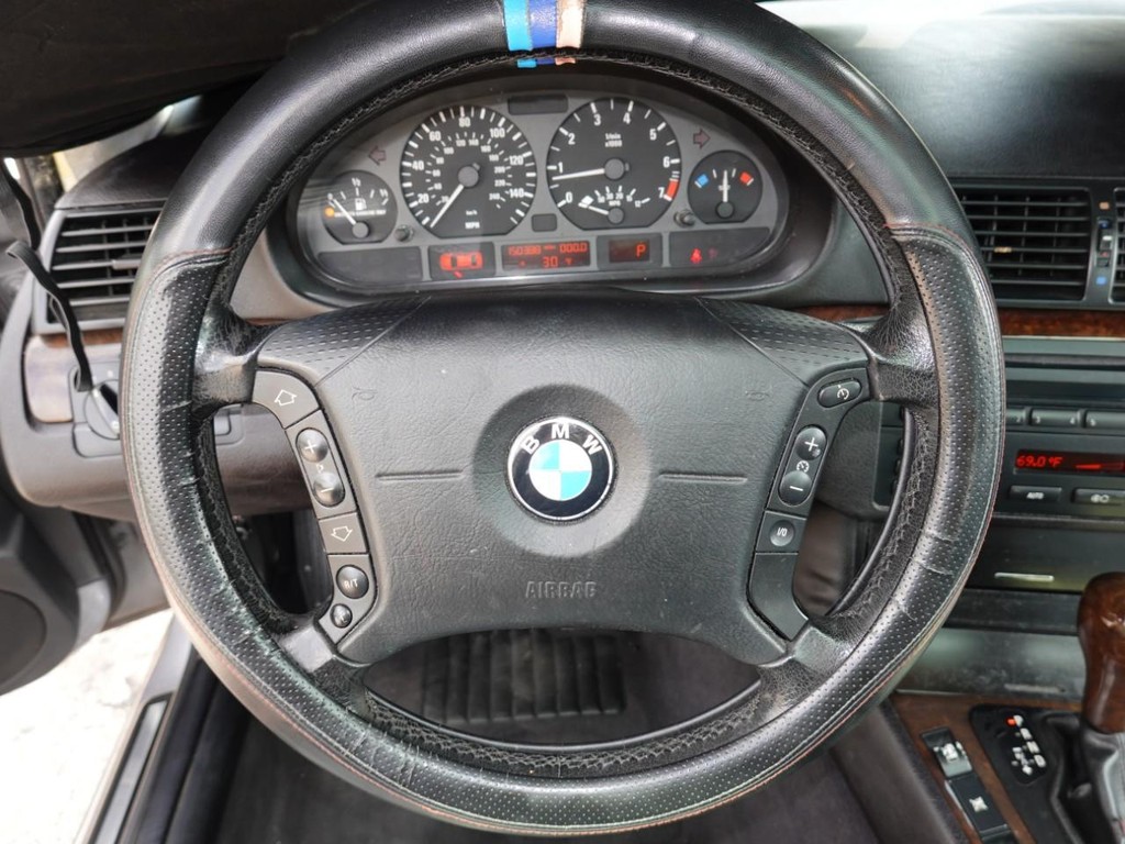 BMW 3 Series Vehicle Full-screen Gallery Image 13