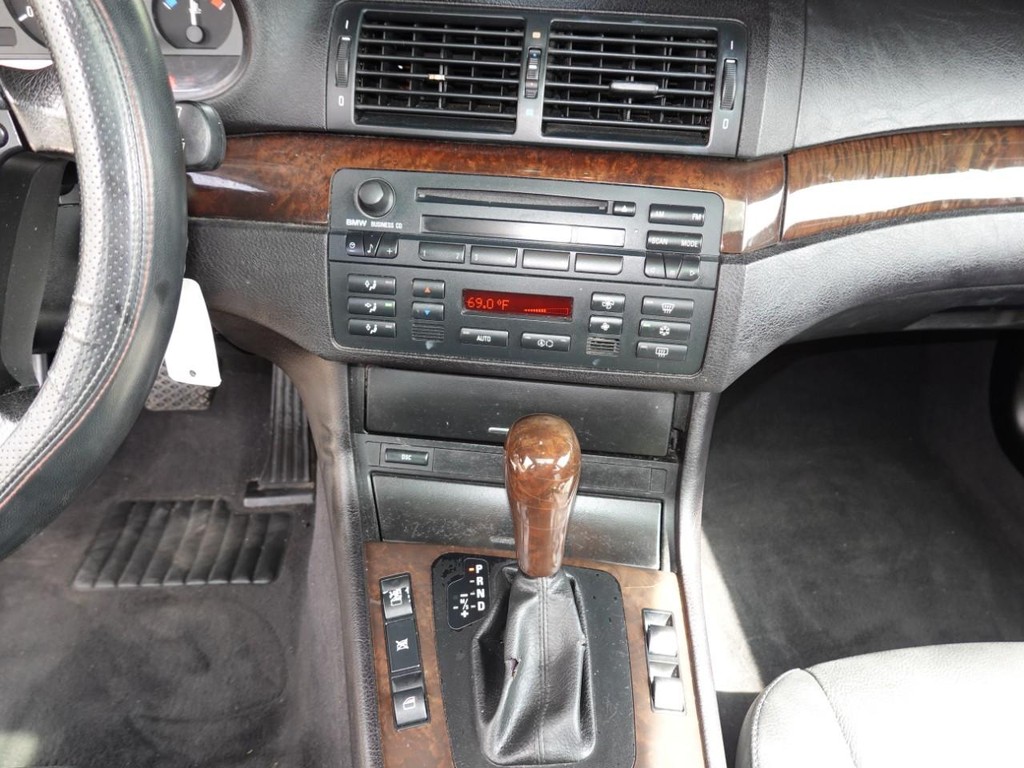 BMW 3 Series Vehicle Full-screen Gallery Image 14