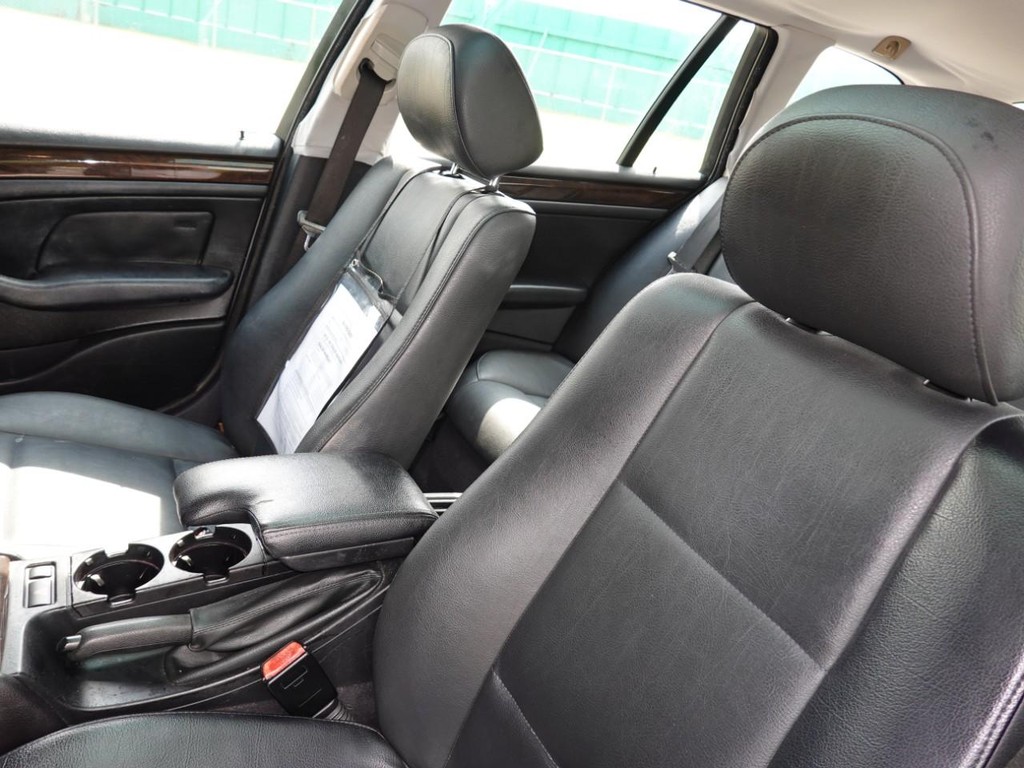 BMW 3 Series Vehicle Full-screen Gallery Image 15