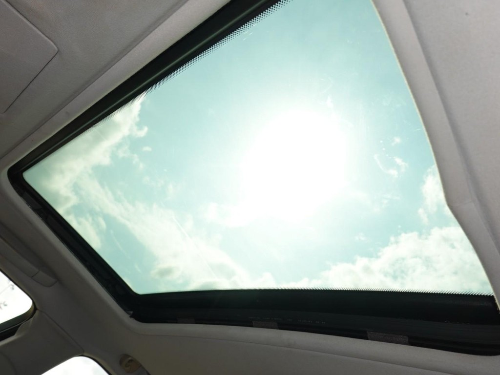 BMW 3 Series Vehicle Full-screen Gallery Image 16