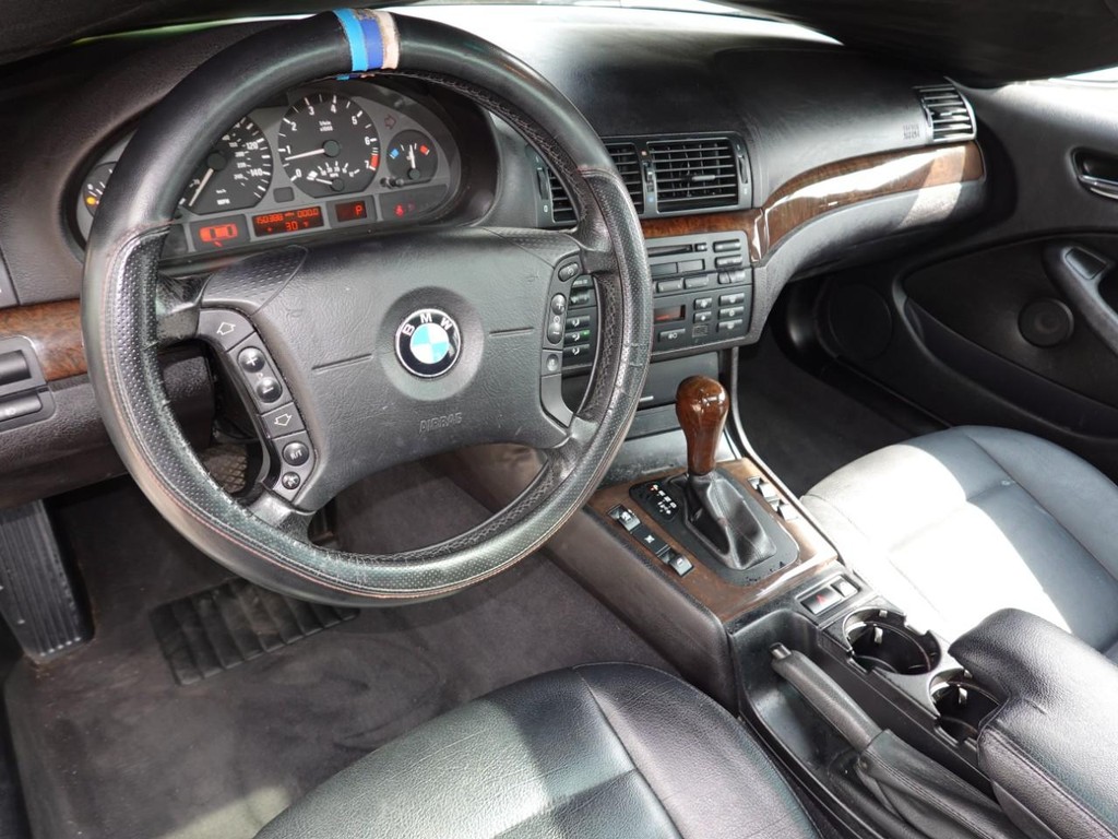 BMW 3 Series Vehicle Full-screen Gallery Image 17