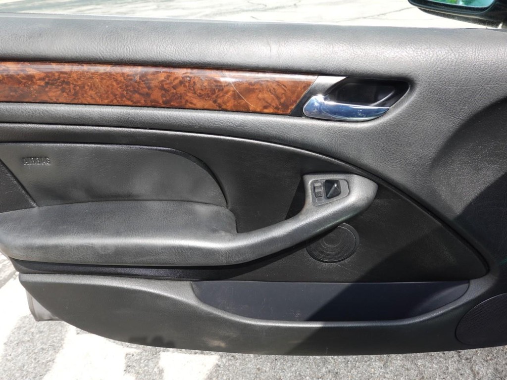 BMW 3 Series Vehicle Full-screen Gallery Image 18