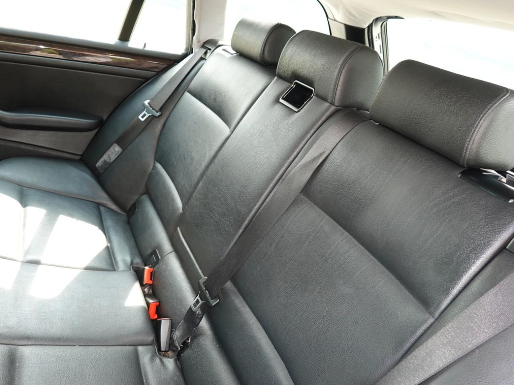 BMW 3 Series Vehicle Full-screen Gallery Image 19