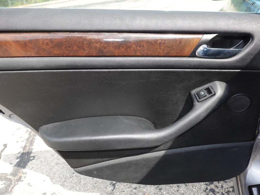 BMW 3 Series Vehicle Full-screen Gallery Image 20