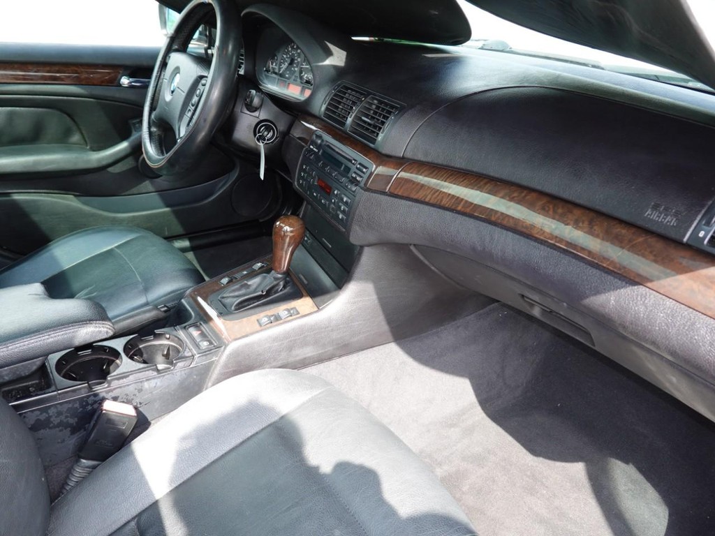 BMW 3 Series Vehicle Full-screen Gallery Image 21