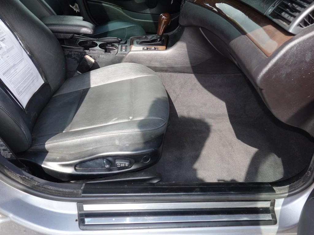 BMW 3 Series Vehicle Full-screen Gallery Image 22