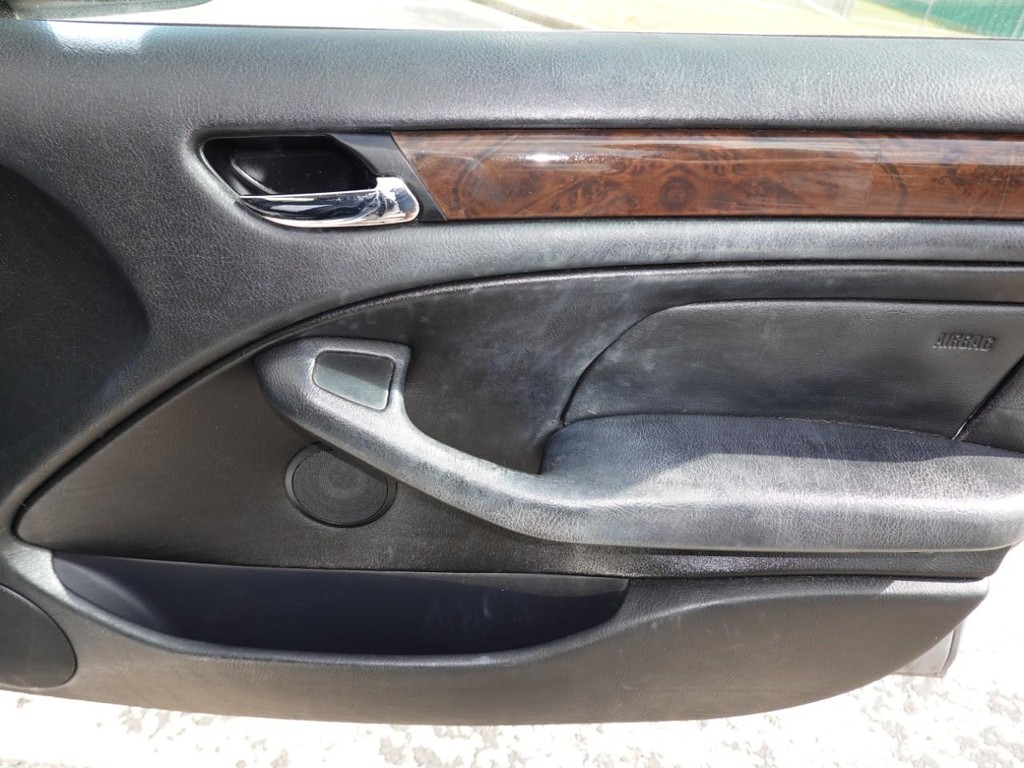 BMW 3 Series Vehicle Full-screen Gallery Image 23