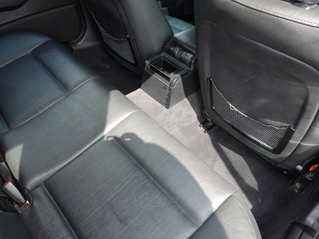 BMW 3 Series Vehicle Full-screen Gallery Image 24