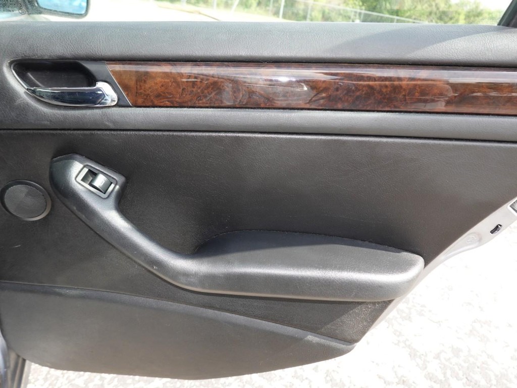 BMW 3 Series Vehicle Full-screen Gallery Image 25