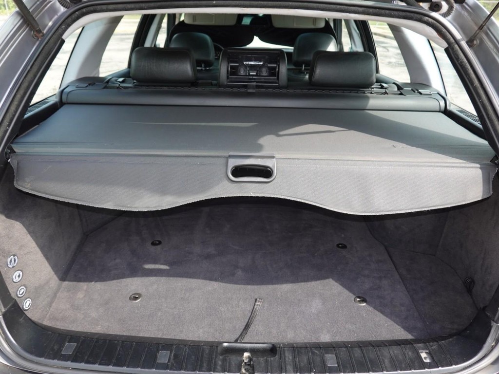 BMW 3 Series Vehicle Full-screen Gallery Image 26