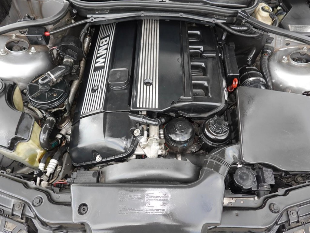 BMW 3 Series Vehicle Full-screen Gallery Image 27