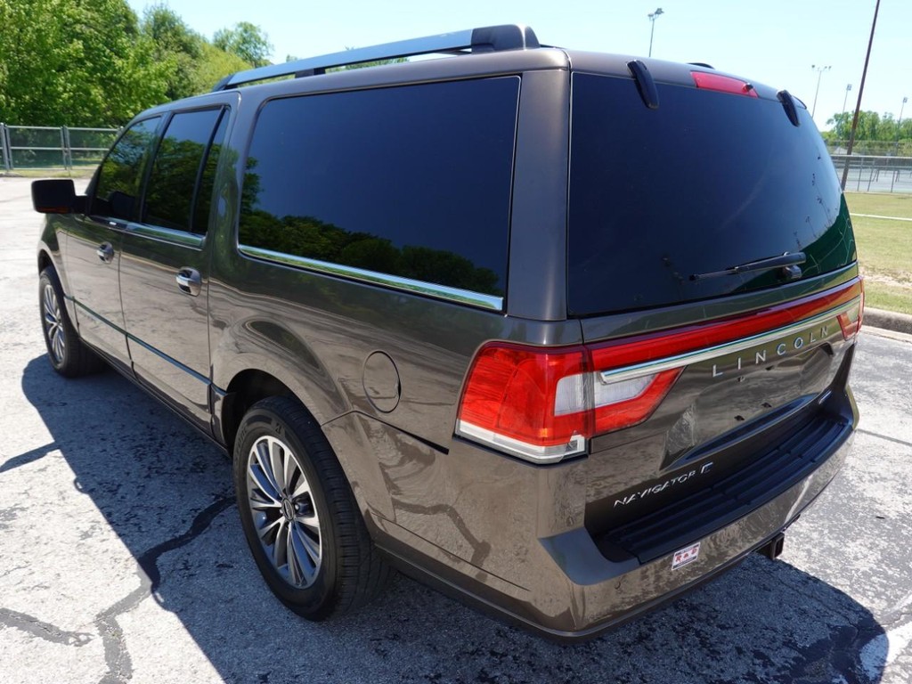 Lincoln Navigator L Vehicle Full-screen Gallery Image 05