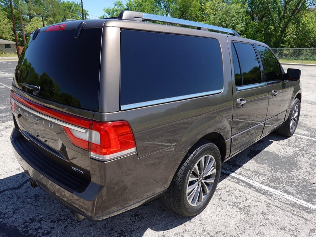 Lincoln Navigator L Vehicle Full-screen Gallery Image 07
