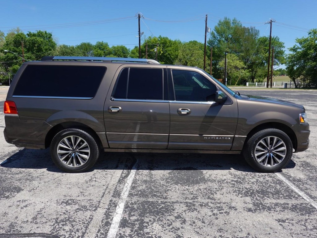 Lincoln Navigator L Vehicle Full-screen Gallery Image 08