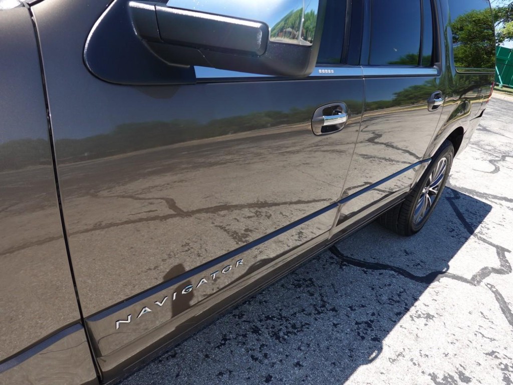 Lincoln Navigator L Vehicle Full-screen Gallery Image 10