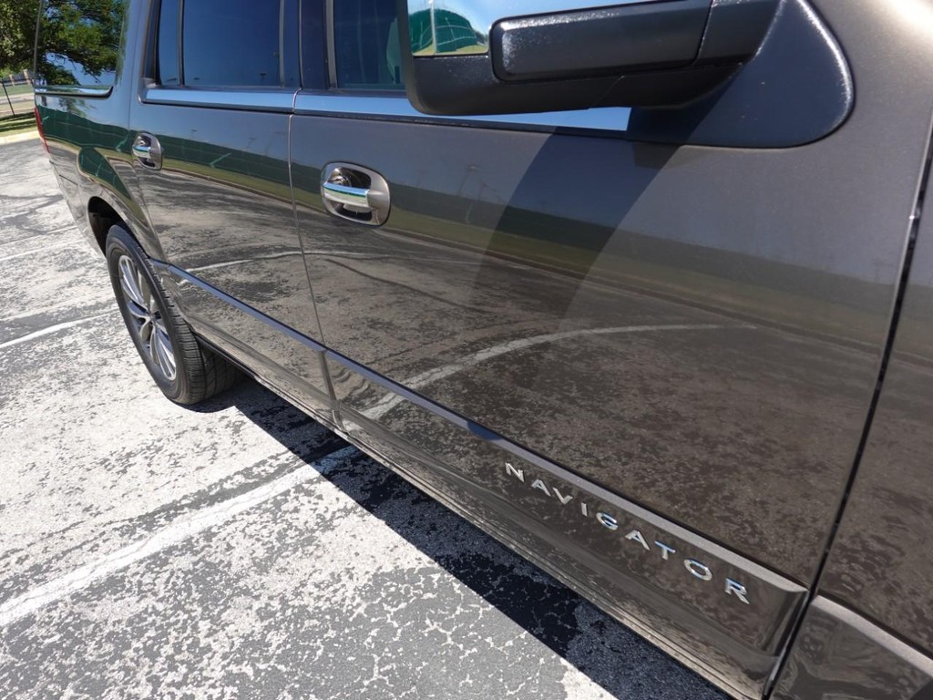 Lincoln Navigator L Vehicle Full-screen Gallery Image 11