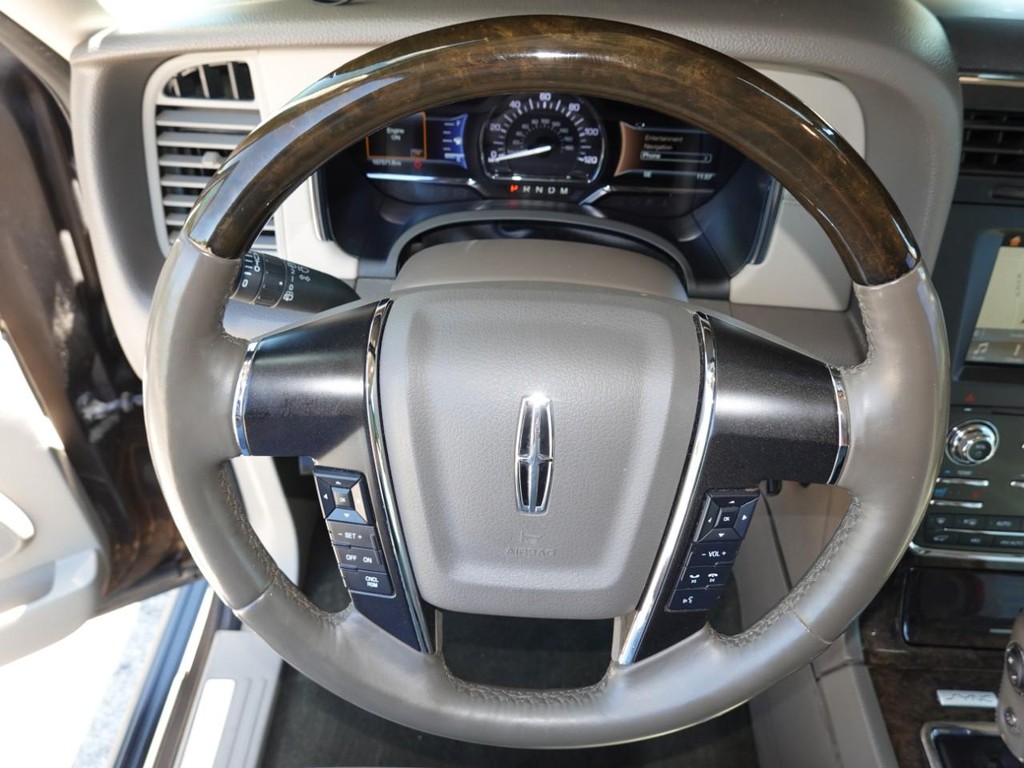 Lincoln Navigator L Vehicle Full-screen Gallery Image 13