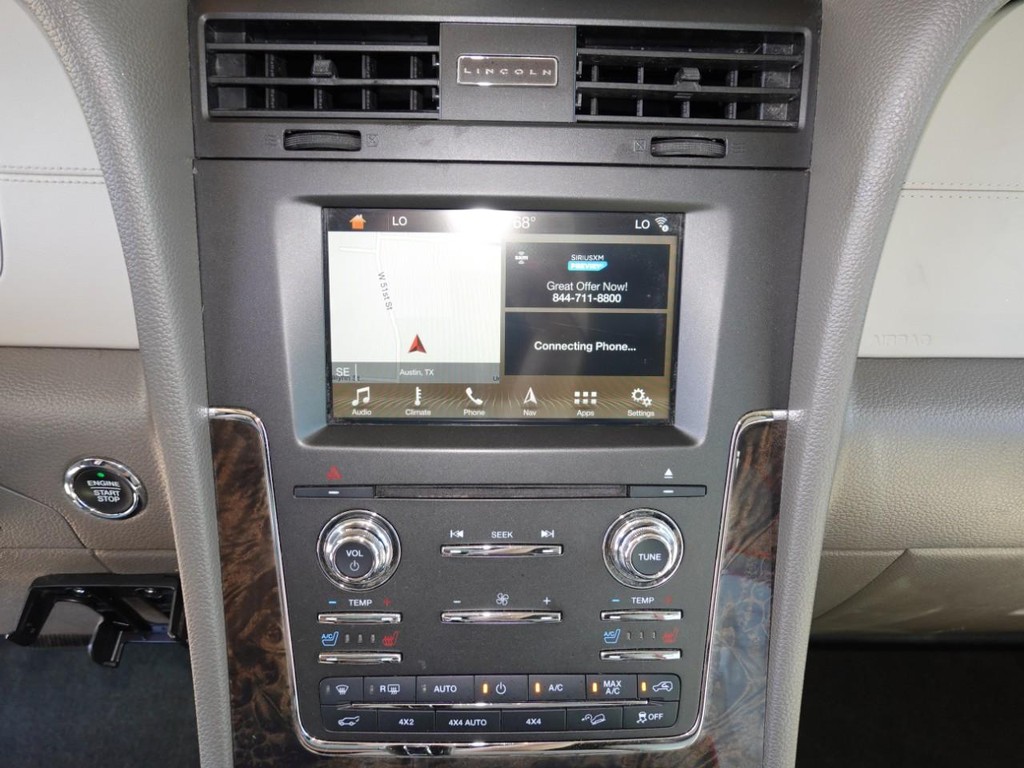 Lincoln Navigator L Vehicle Full-screen Gallery Image 14