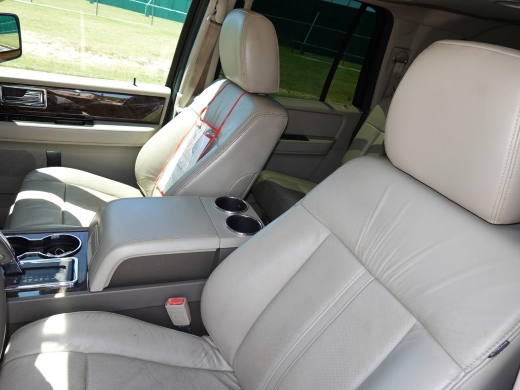 Lincoln Navigator L Vehicle Full-screen Gallery Image 16