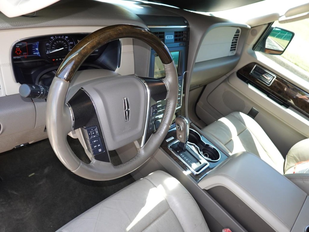 Lincoln Navigator L Vehicle Full-screen Gallery Image 17