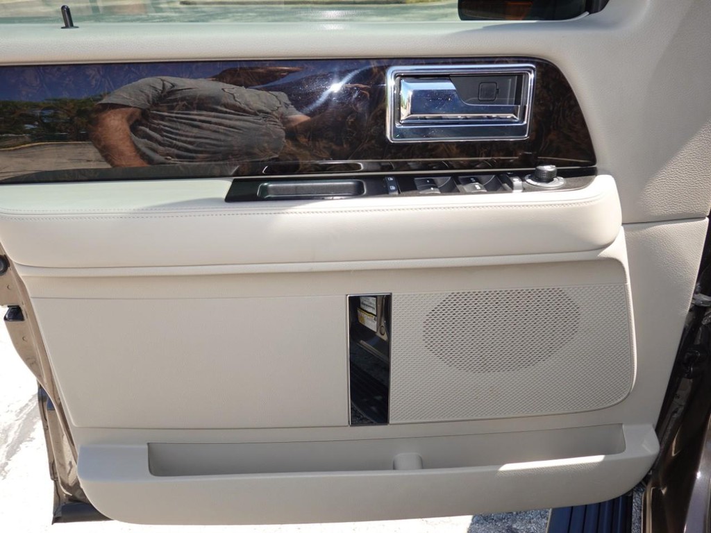 Lincoln Navigator L Vehicle Full-screen Gallery Image 18