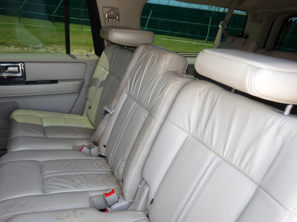 Lincoln Navigator L Vehicle Full-screen Gallery Image 19