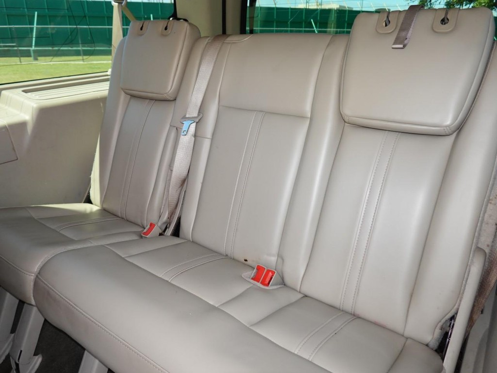 Lincoln Navigator L Vehicle Full-screen Gallery Image 21