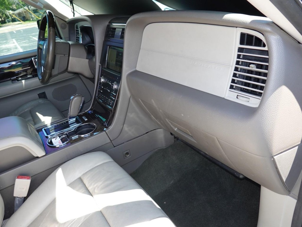 Lincoln Navigator L Vehicle Full-screen Gallery Image 22