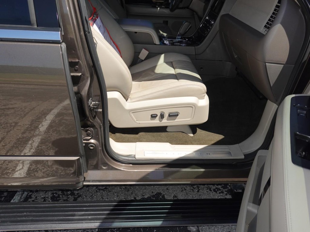 Lincoln Navigator L Vehicle Full-screen Gallery Image 23