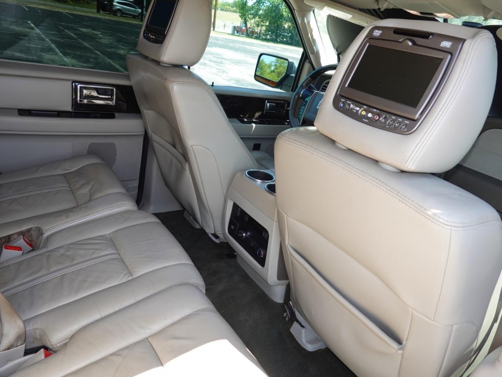 Lincoln Navigator L Vehicle Full-screen Gallery Image 25