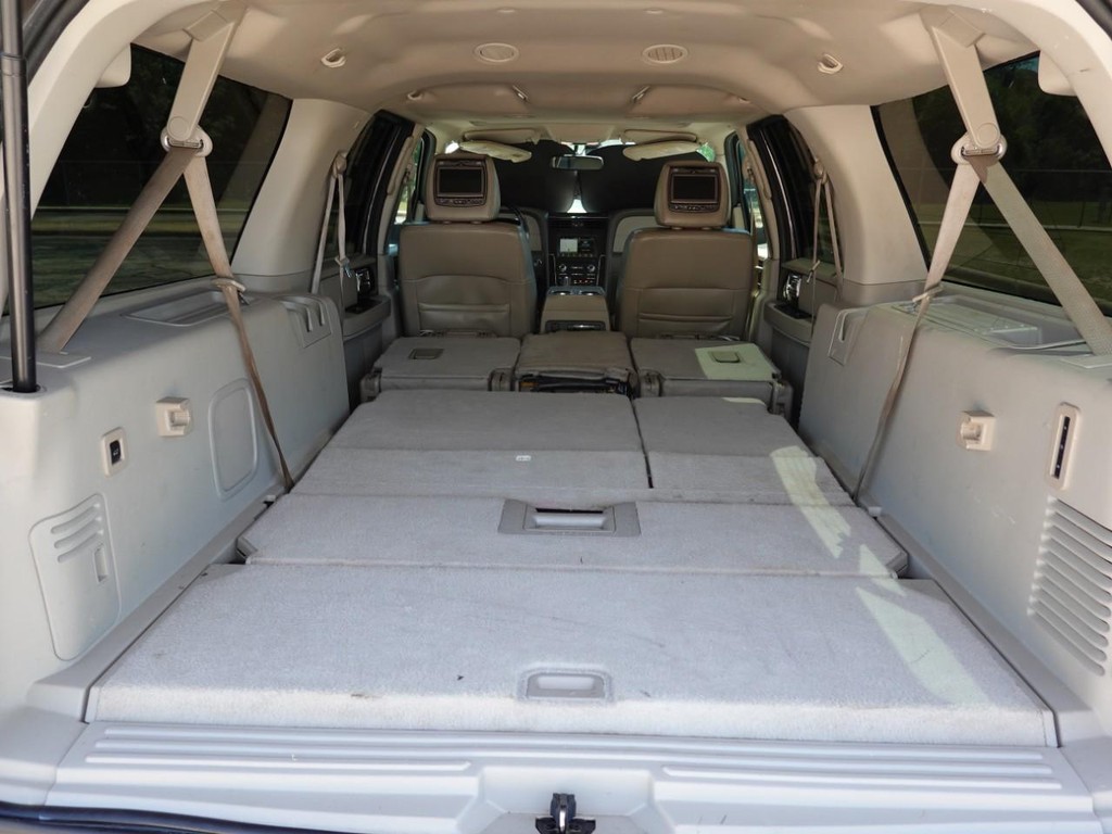 Lincoln Navigator L Vehicle Full-screen Gallery Image 28